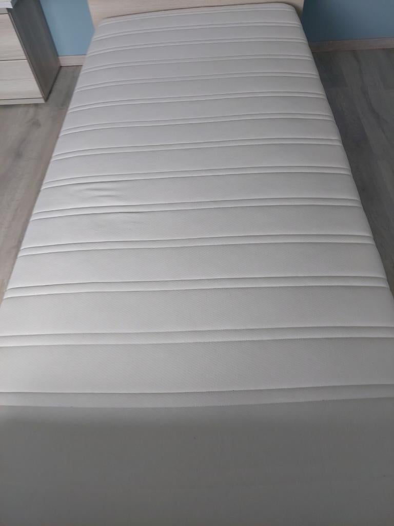 Matelas 1 personne avec linge de lit et couette. A saisir, Enlèvement, Une personne, Matelas