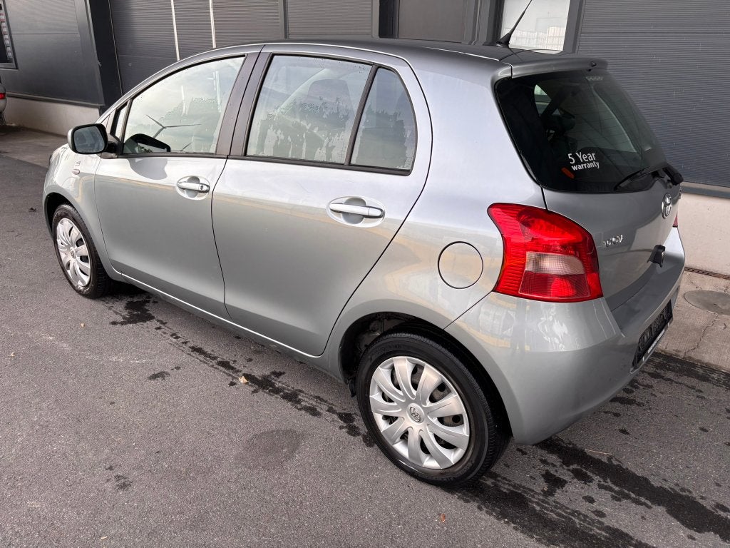 Yaris Follow Me 1.3 vvti AIRCO 50.000 km !, Auto's, Stof, 4 cilinders, Particulier, Zilver of Grijs