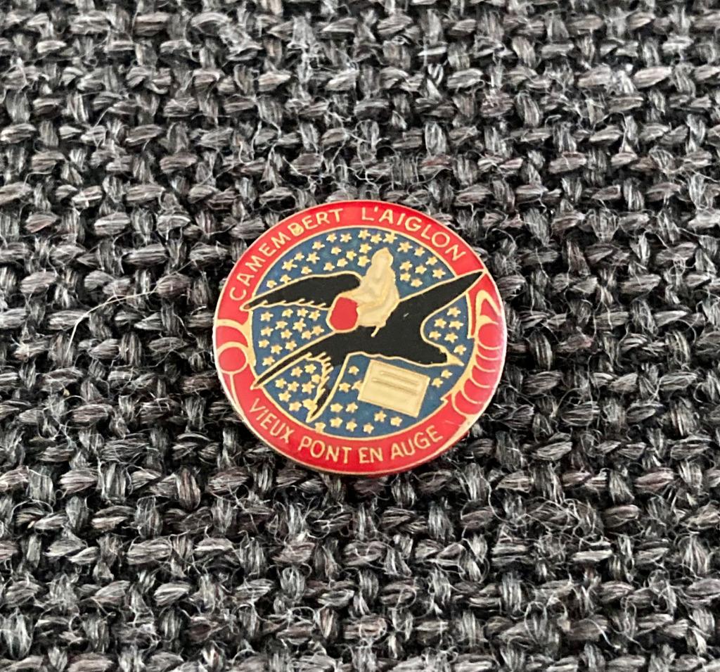 PIN - CAMEMBERT L'AIGLON - KAAS - FROMAGE - CHEESE, Envoi, Utilisé, Marque, Insigne ou Pin's