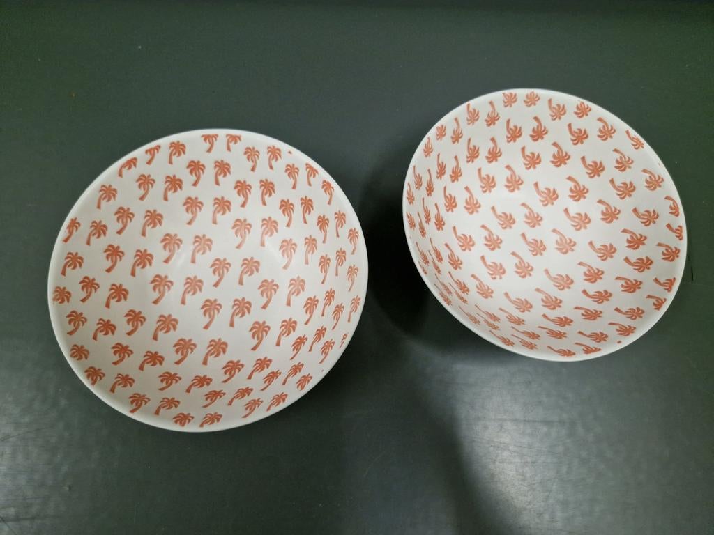 NIEUW 2 witte kommetjes in porselein met roze palmboommotief, Ophalen of Verzenden, Nieuw, Porselein, Kom(men)