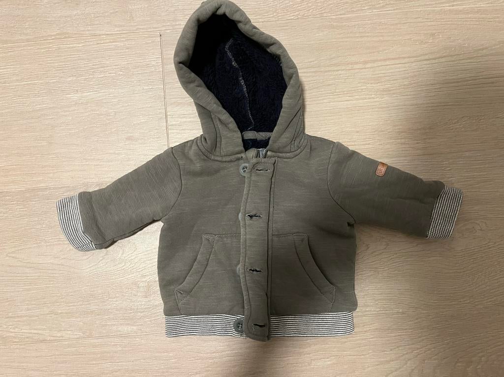 Stoer baby jasje met dinosaurus-kap – JBC maat 62, Ophalen of Verzenden, Zo goed als nieuw, Jasje