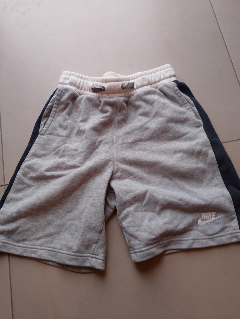 Short joggingstof Nike 12/13 jaar 147/158, Enlèvement ou Envoi