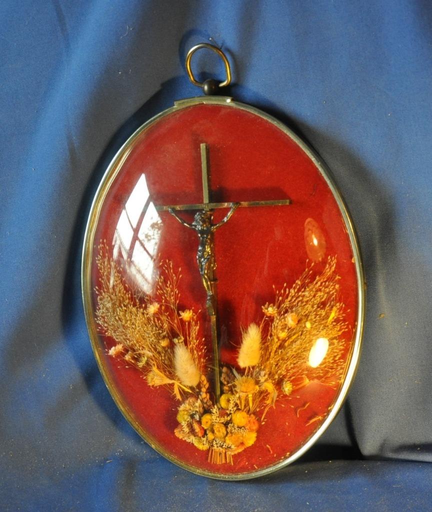 crucifix dans care bombé et fleurs sechées, Ophalen of Verzenden