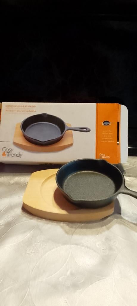 Corsi & trendy gietijzeren pan en berkenhout plankje, Huis en Inrichting, Keuken | Potten en Pannen, Ophalen of Verzenden, Nieuw