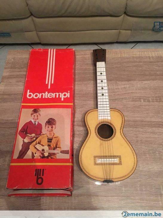 Ancienne guitare dans sa boite d origine. Envoi Poste ou mon