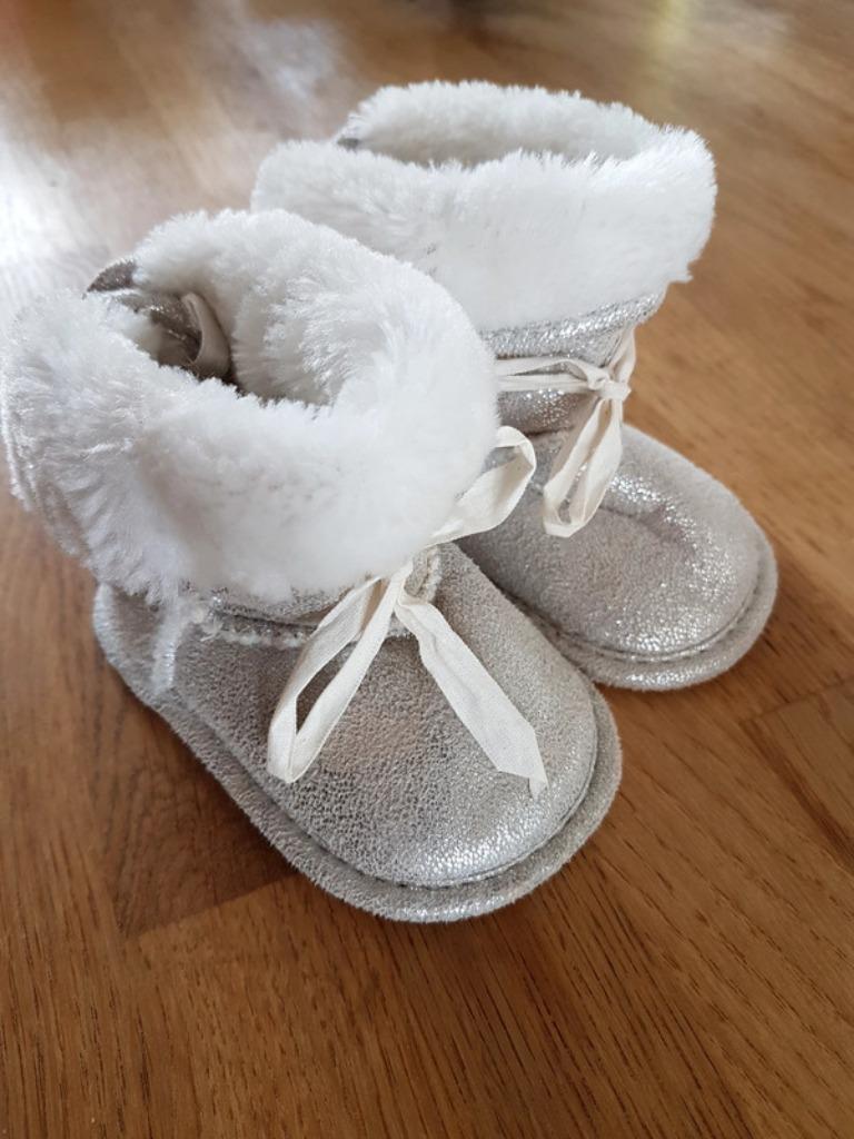 H&M - Bottines/chaussons en tissu argentés - P.16-17, Kinderen en Baby's, Babykleding | Schoentjes en Sokjes, Gebruikt, Meisje