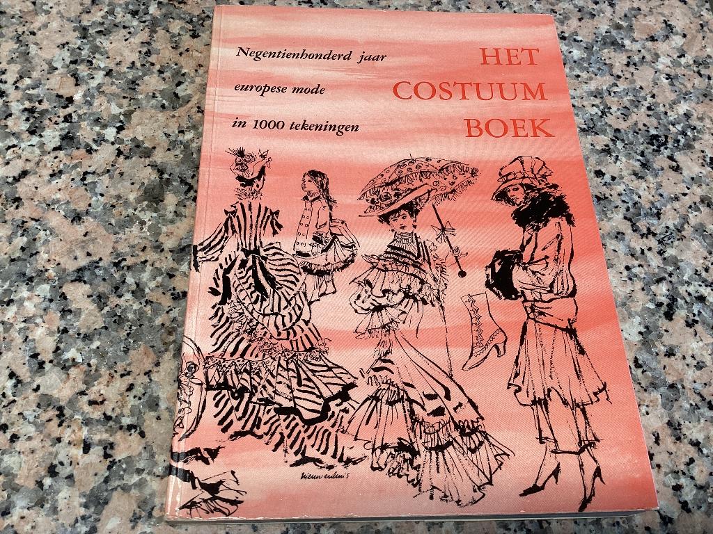 Het COSTUUM boek. Negentienhonderd jaar Europese mode, Boeken, Boekenweekgeschenken, Ophalen of Verzenden, Zo goed als nieuw