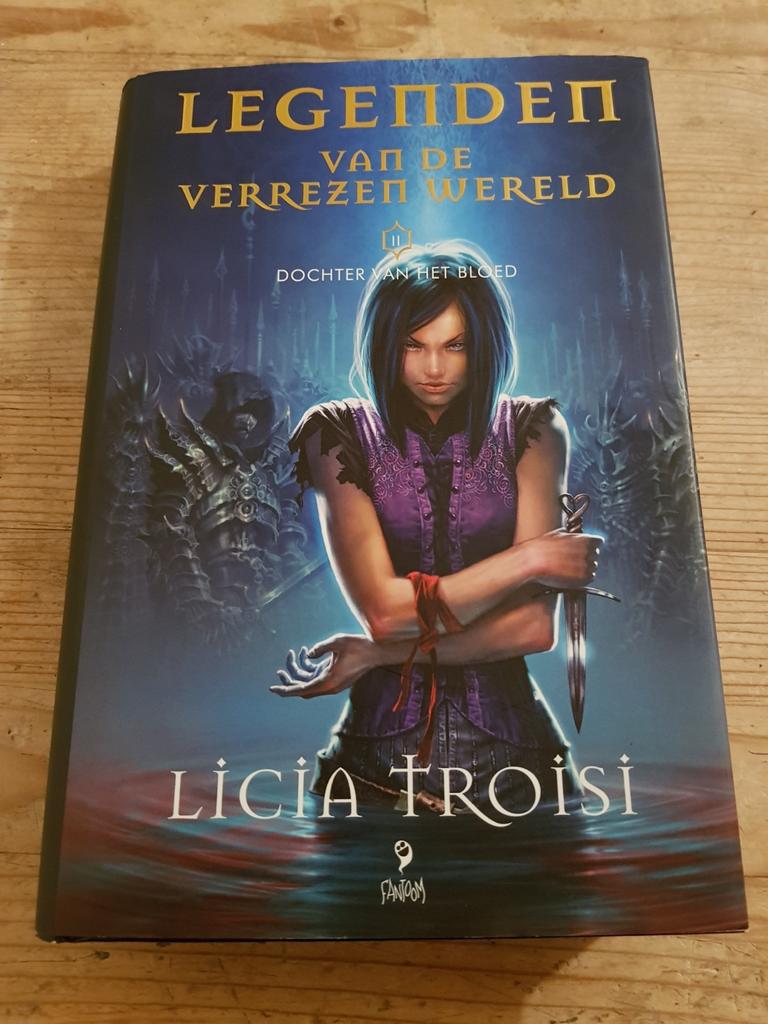 Licia Troisi - Dochter van het bloed. Legenden 2, Boeken, Kinderboeken | Jeugd | 13 jaar en ouder, Zo goed als nieuw, Ophalen of Verzenden