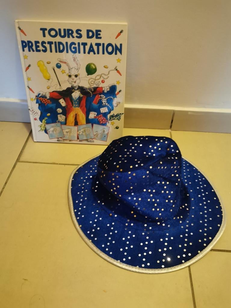 Livre Tours de prestidigitation + chapeau de magicien, Enlèvement ou Envoi, Comme neuf