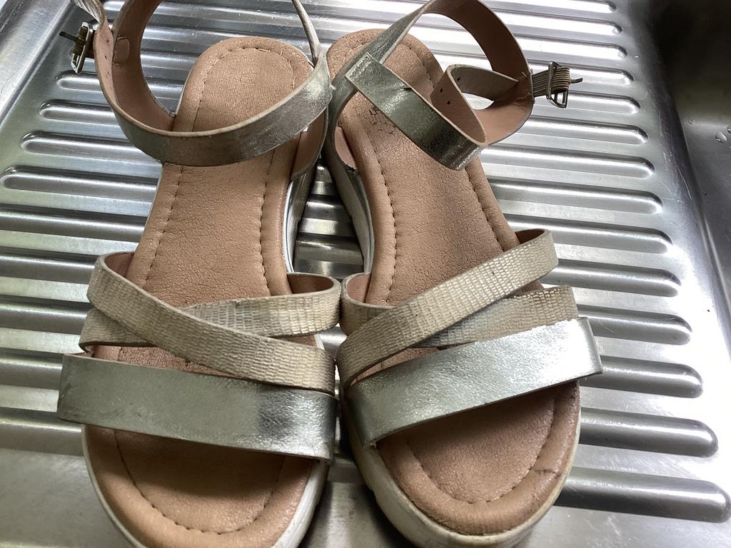 Lot sneakers,sandalen en slippers (gedragen), Kleding | Dames, Schoenen, Ophalen of Verzenden, Gedragen, Sandalen of Muiltjes