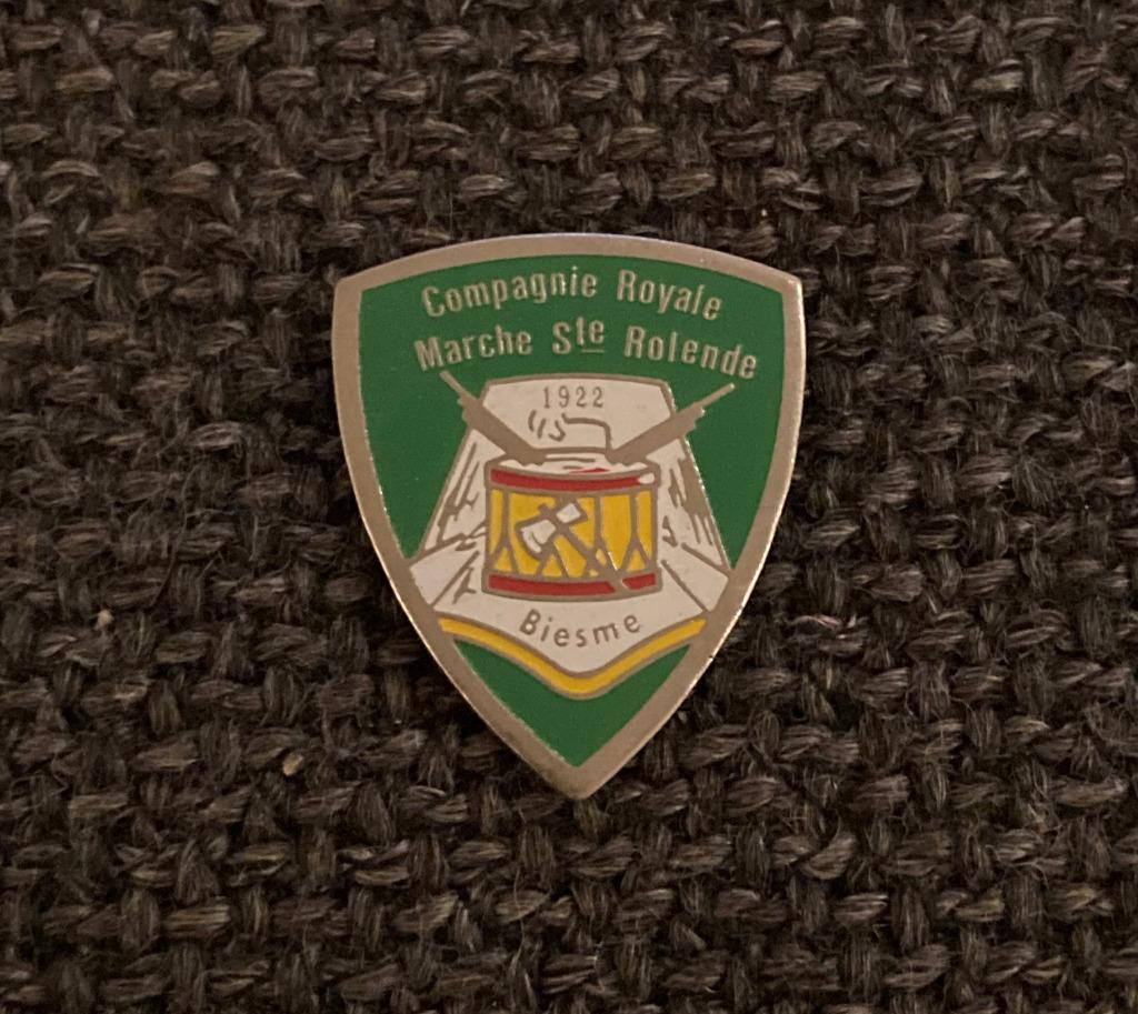 PIN - BIESME - COMPAGNIE ROYALE  MARCHE SAINTE ROLENDE 1922, Envoi, Utilisé, Autres sujets/thèmes, Insigne ou Pin's