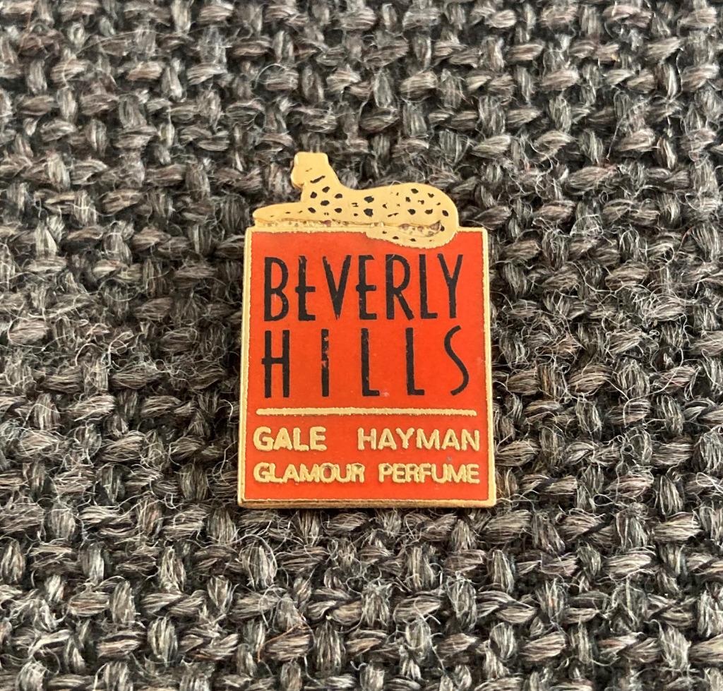 PIN - BEVERLY HILLS - GALE HAYMAN - GLAMOUR PERFUME - PARFUM, Envoi, Utilisé, Marque, Insigne ou Pin's