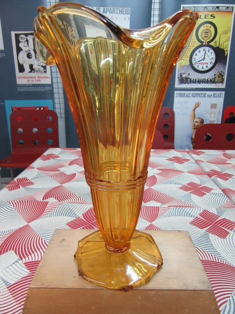 vase verre pressé art déco Scailmont, Antiquités & Art, Enlèvement ou Envoi