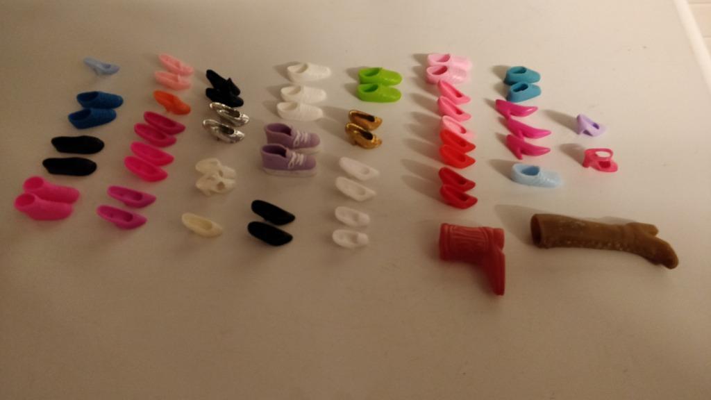 Poupée barbie chaussures cintres brosse valisette, Enlèvement ou Envoi, Utilisé, Poupée