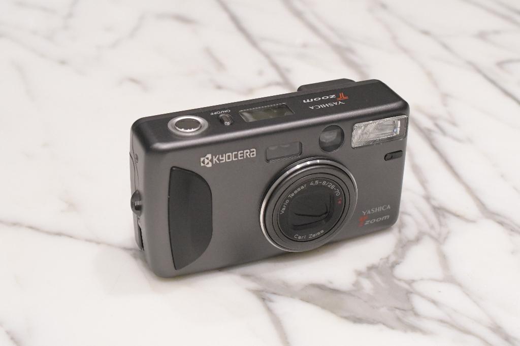 Zoom Yashica T Kyocera 28-70 mm/4,5-8 T*, TV, Hi-fi & Vidéo, Enlèvement ou Envoi, Ne fonctionne pas, Compact, Autres Marques