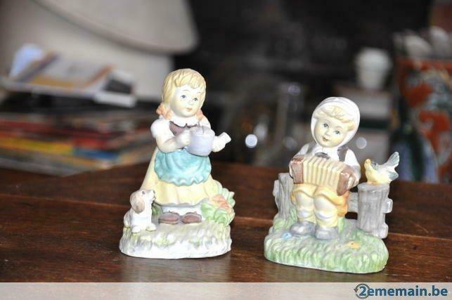 paire de postures en biscuit filette arrosoir et accordéon