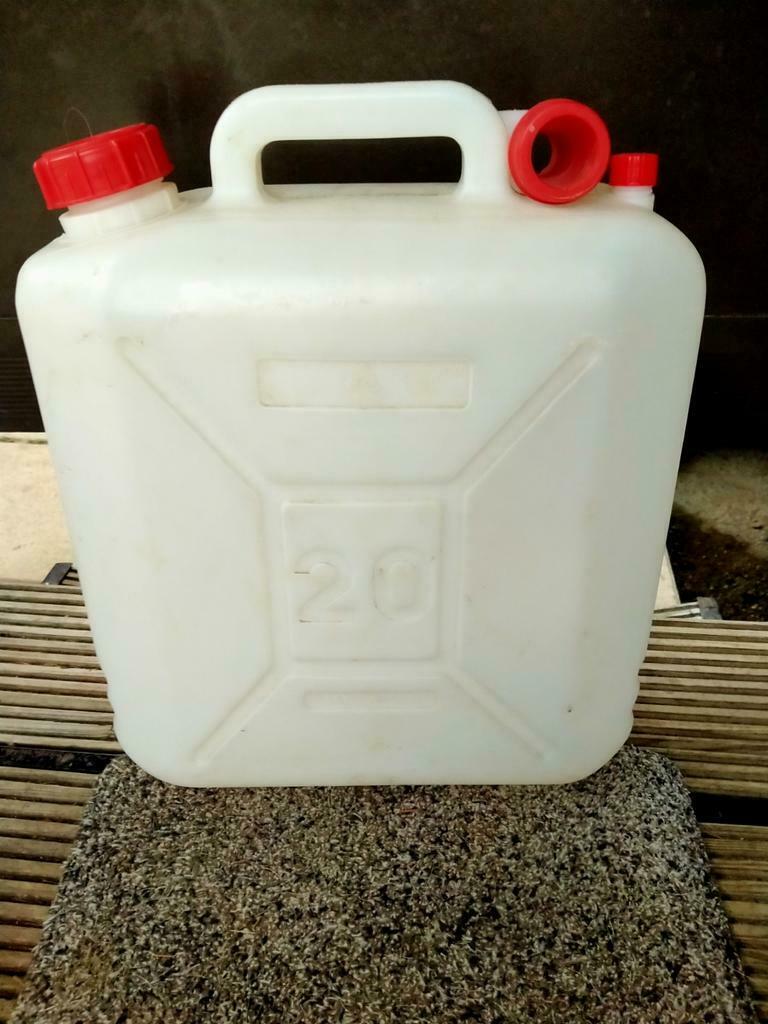Jerrycan 20l met giet-tuit  alleen voor water gebruikt, Caravans en Kamperen, Ophalen of Verzenden, Zo goed als nieuw