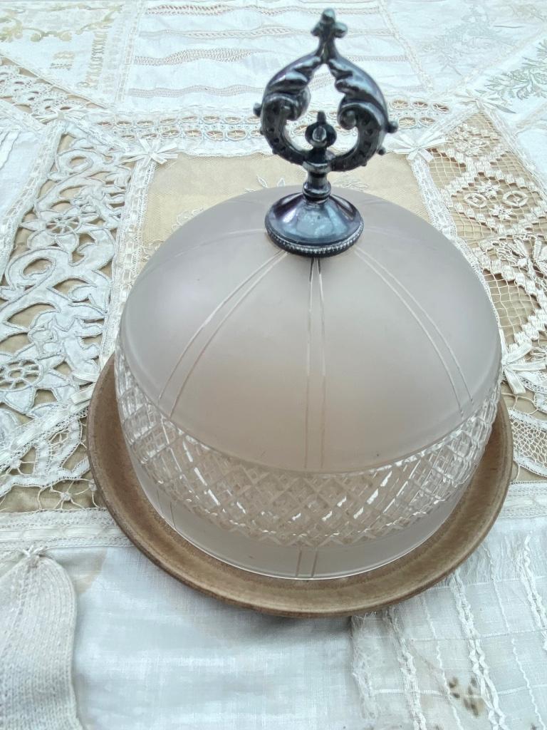 Cloche en verreà beurre ou fromage en verre sculpté :1935 vi, Antiquités & Art, Enlèvement ou Envoi