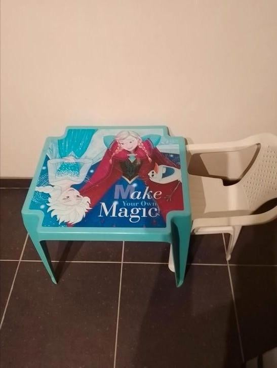 tafel- en stoel set van Frozen in zeer goede staat., Kinderen en Baby's, Ophalen, Zo goed als nieuw