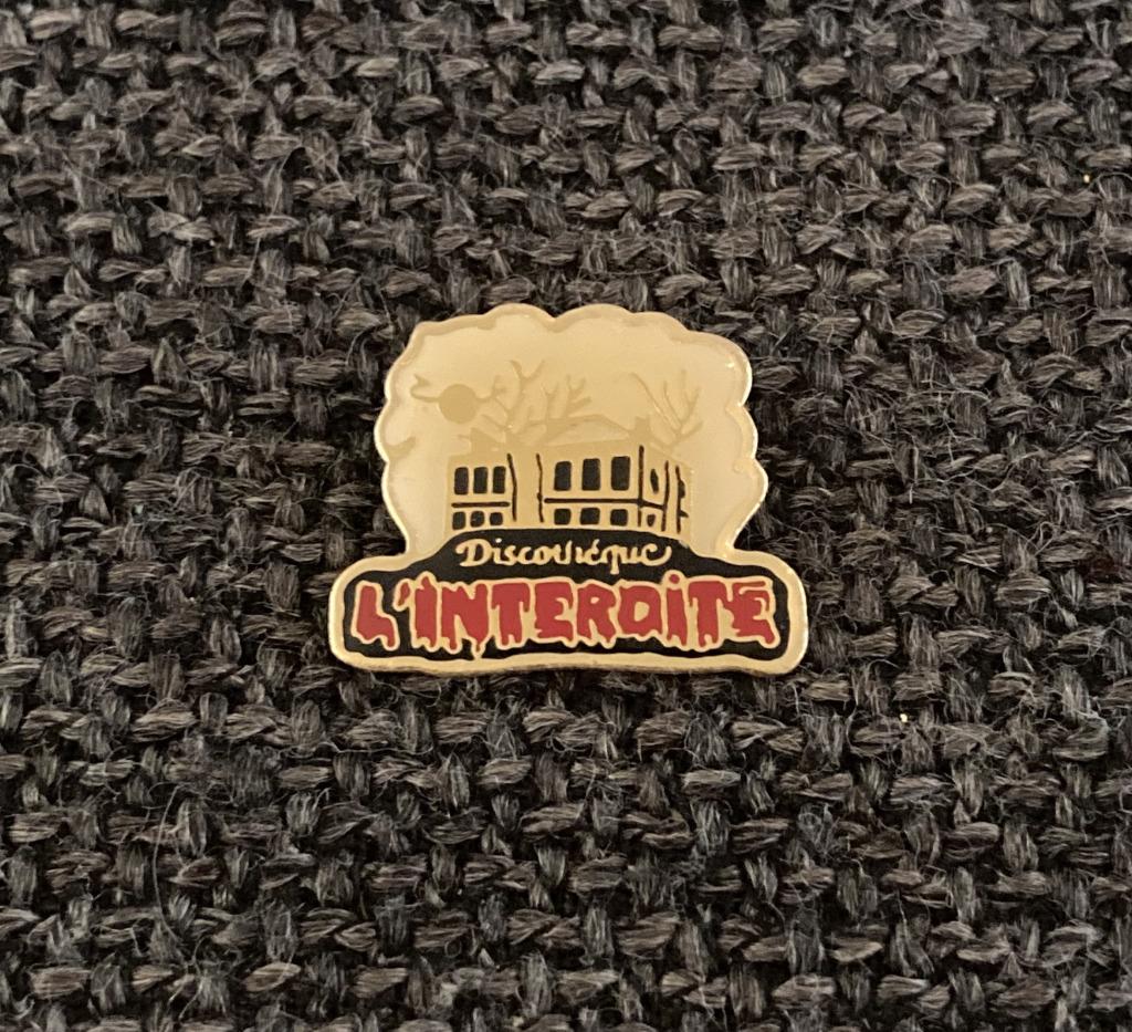 PIN - DISCOTHEQUE - L'INTERDITE, Collections, Envoi, Utilisé, Autres sujets/thèmes, Insigne ou Pin's