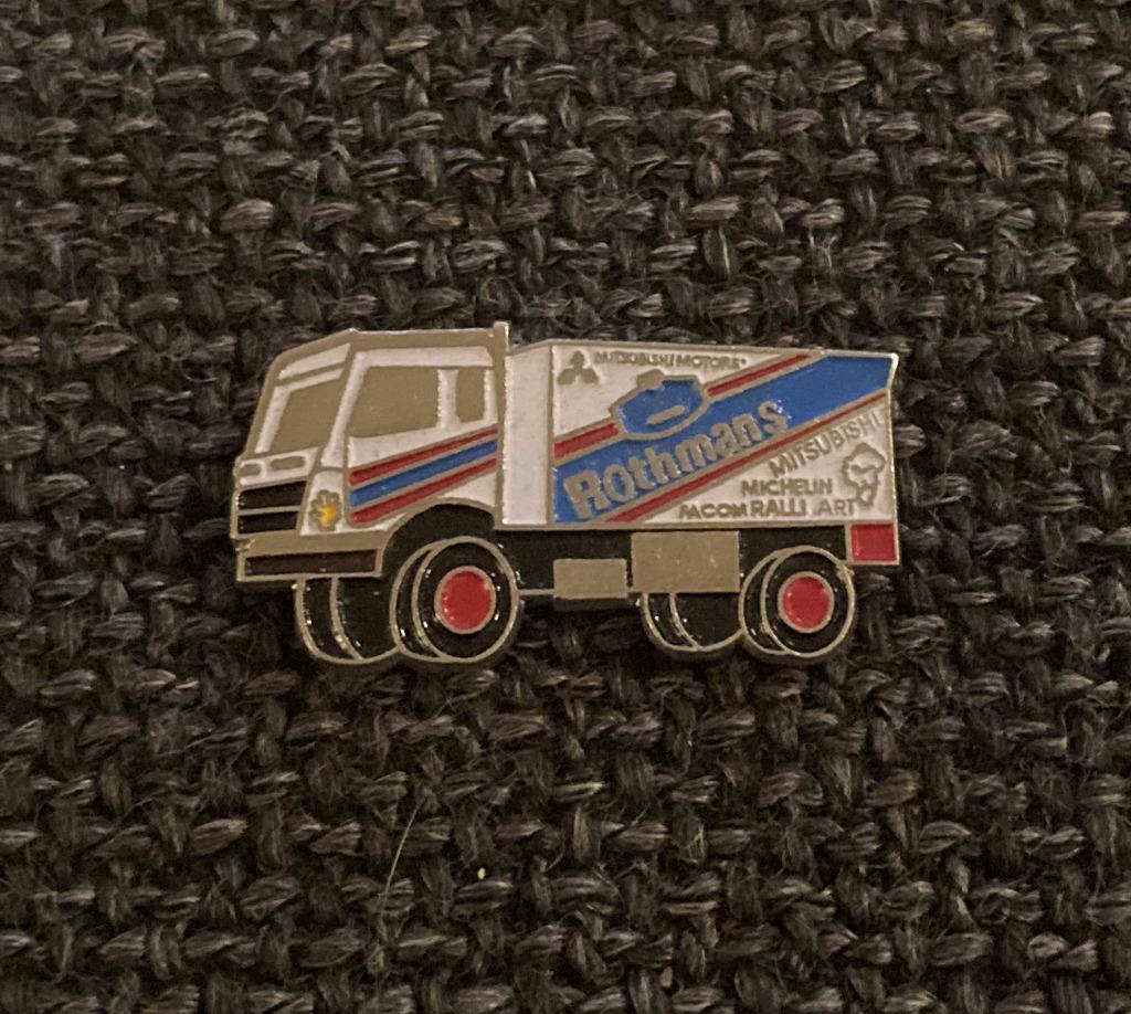 PIN - ROTHMANS - MITSUBISHI - MICHELIN - TRUCK - CAMION, Verzamelen, Verzenden, Gebruikt, Transport, Speldje of Pin