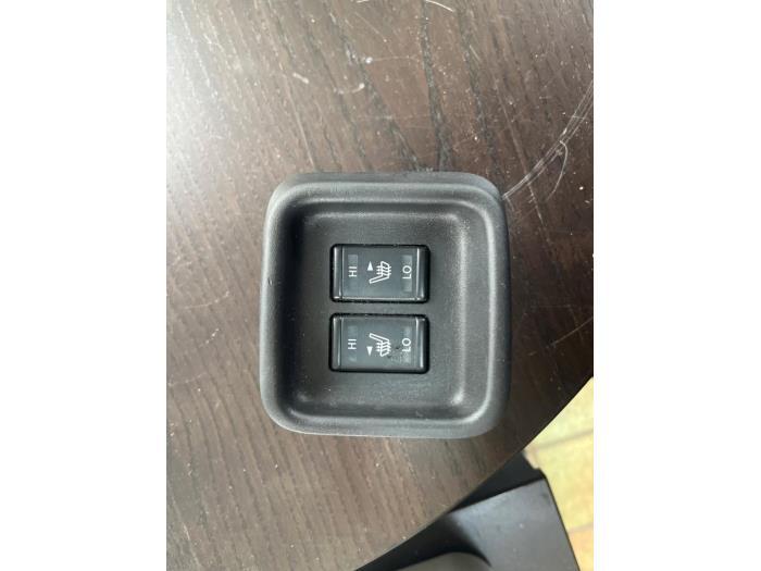 Stoelverwarmings Schakelaar van een Nissan Juke, Ophalen of Verzenden, 3 maanden garantie, Gebruikt, Nissan