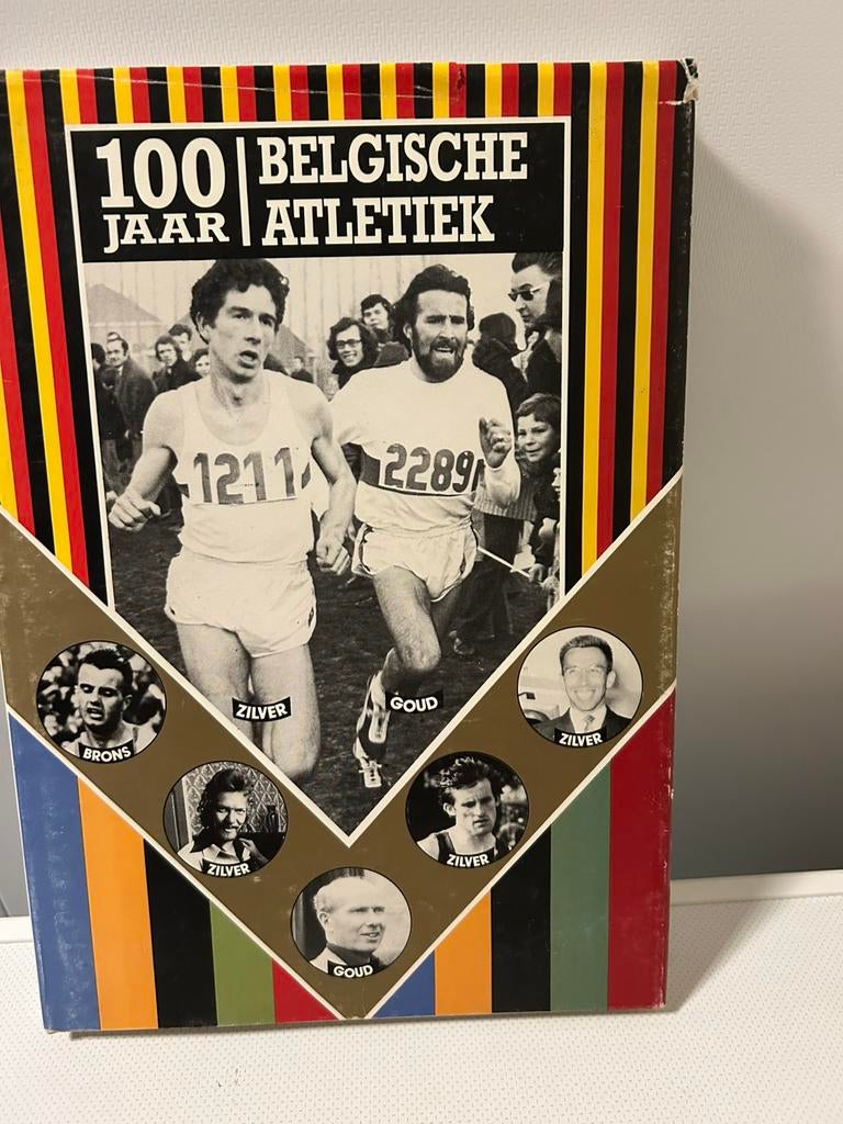 100 jaar Belgische atletiek., Boeken, Ophalen, Zo goed als nieuw