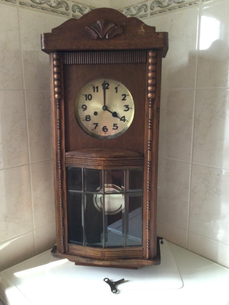 Houten vintage hangklok/wandklok met slinger en sleutel, Enlèvement ou Envoi