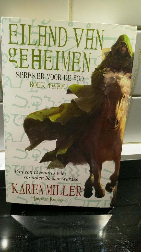 Eiland van geheimen.   Karen Miller, Boeken, Ophalen of Verzenden, Gelezen, Karen Miller
