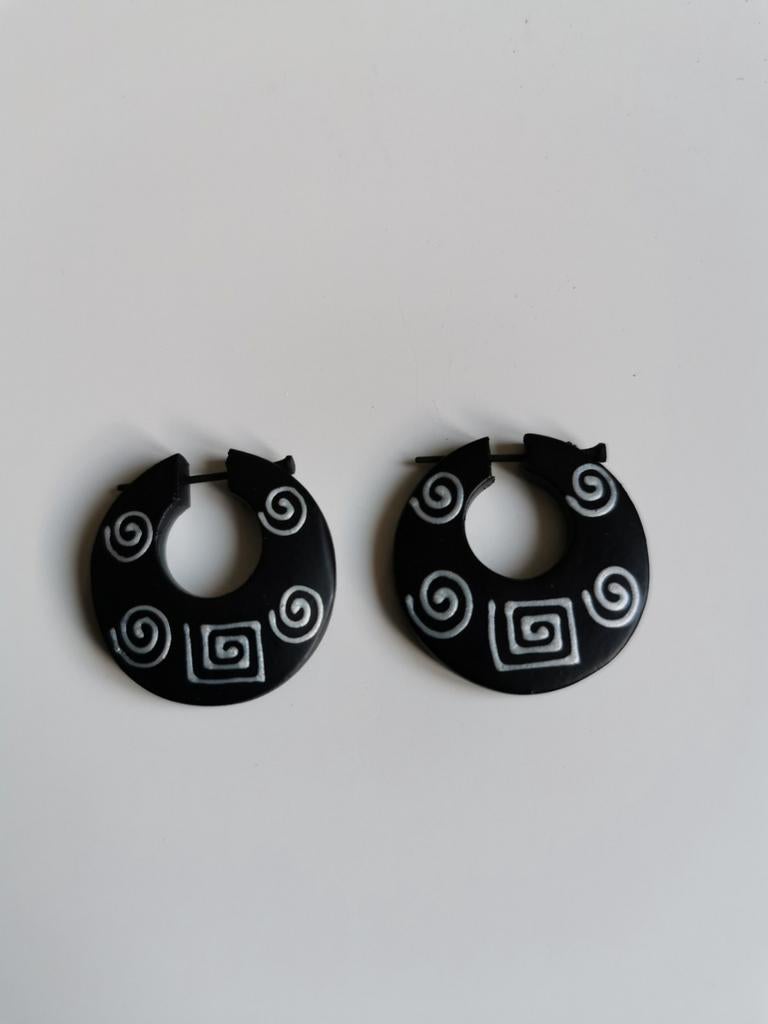 Houten oorbellen zwart/zilver, Bijoux, Sacs & Beauté, Boucles d'oreilles, Enlèvement ou Envoi, Utilisé, Autres matériaux, Pendantes
