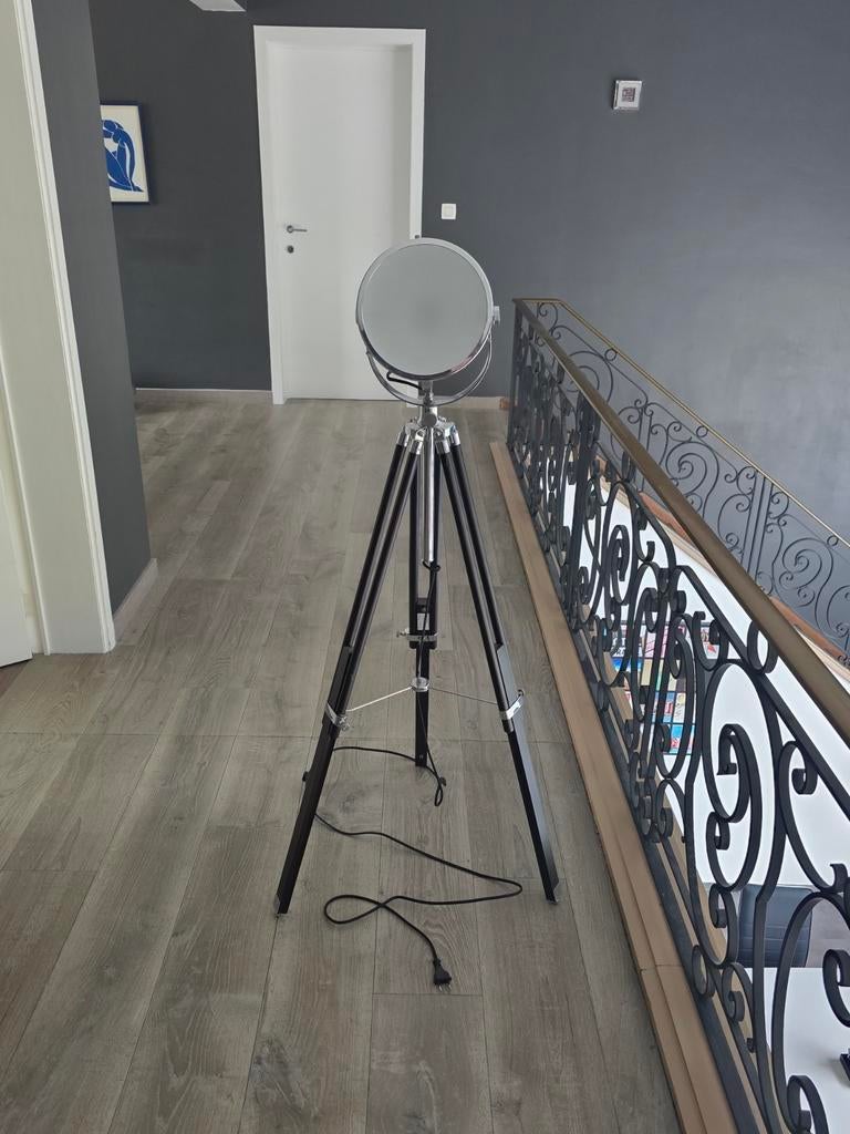 Belle lampe tripode comme neuve, Enlèvement