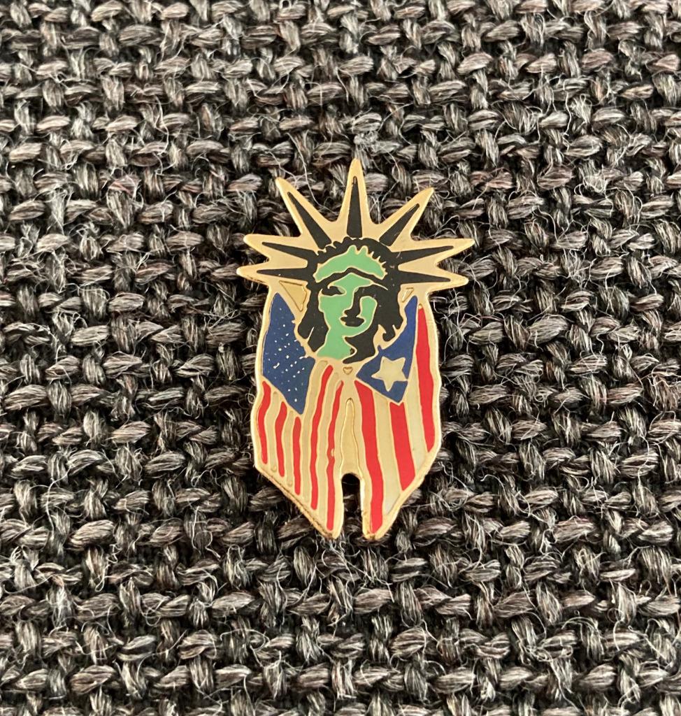 PIN - AMERIKA - PUERTO RICO - VRIJHEIDSBEELD, Verzamelen, Verzenden, Gebruikt, Stad of Land, Speldje of Pin