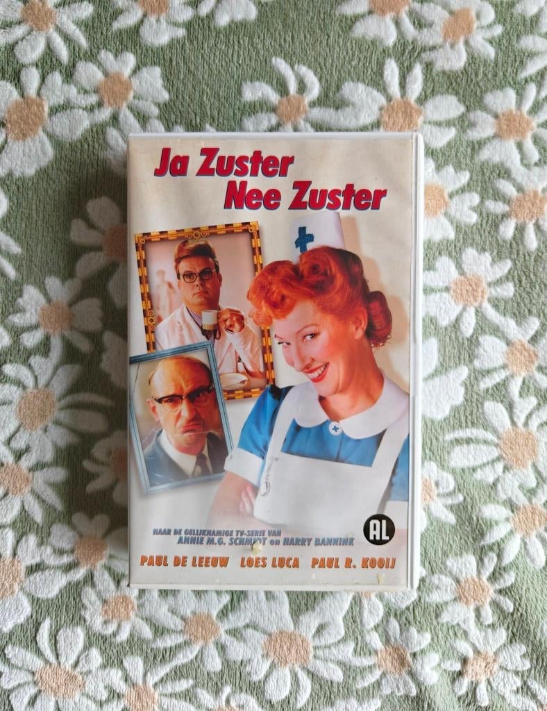 VHS - Ja zuster nee zuster - Paul De Leeuw - Vintage - €4, CD & DVD, VHS | Film, Tous les âges, Enlèvement, Utilisé, Comédie