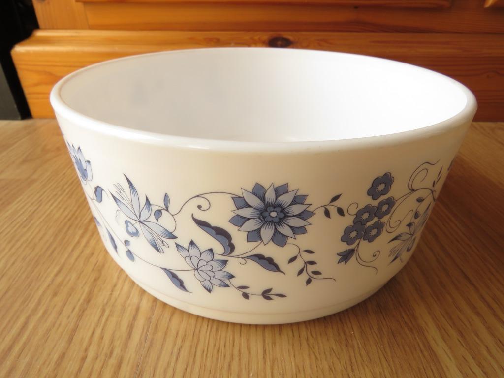 vintage arcopal grand bol motifs fleuris bleu aster, Ophalen of Verzenden, Zo goed als nieuw, Kom(men)