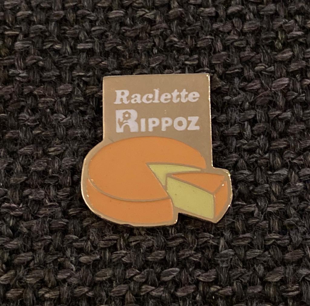 PIN - RACLETTE RIPPOZ - KAAS - FROMAGE - CHEESE, Envoi, Utilisé, Marque, Insigne ou Pin's