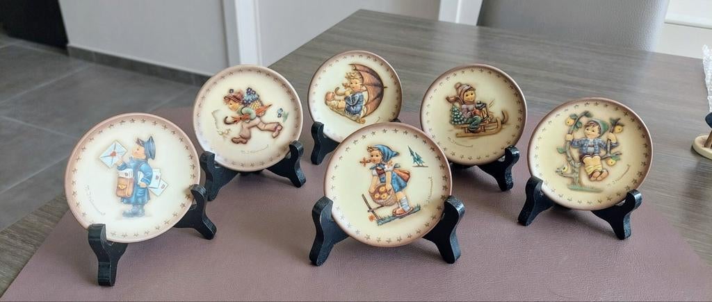 M.J. Hummel.6 kleine bordjes met staander., Ophalen of Verzenden, Hummel