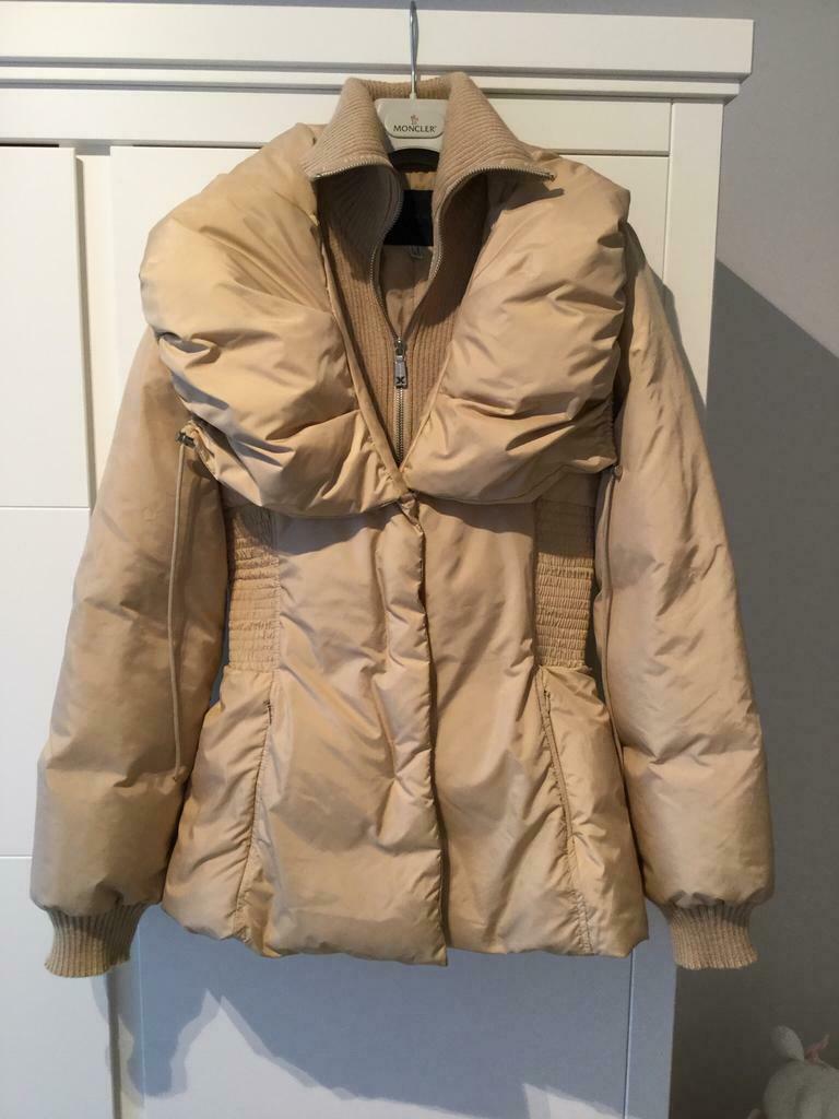 John Richmond, mooie beige winterjas in dons, maat 38, Kleding | Dames, Ophalen, Zo goed als nieuw, Maat 38/40 (M), Beige