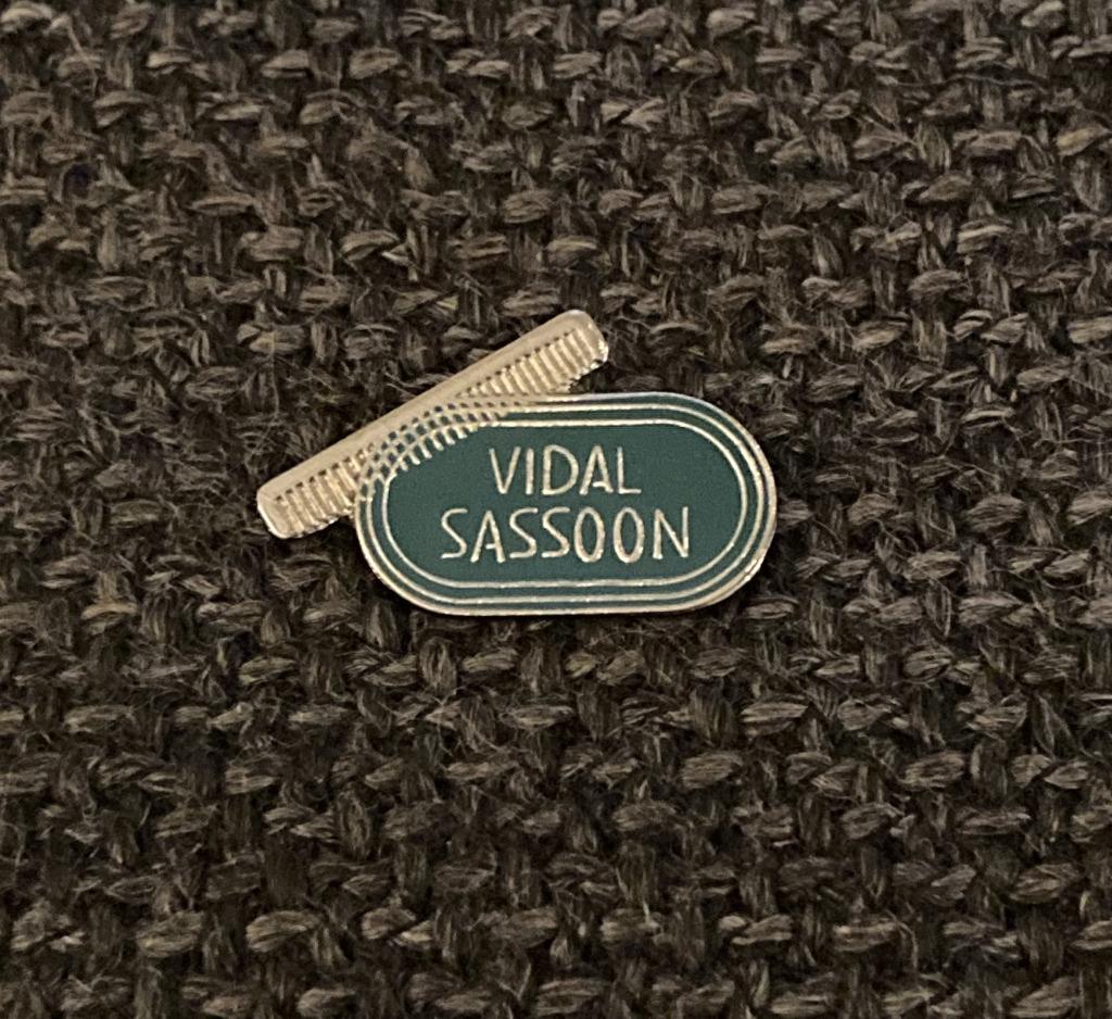 PIN - VIDAL SASSOON - COIFFEUR - KAPPER, Envoi, Utilisé, Autres sujets/thèmes, Insigne ou Pin's