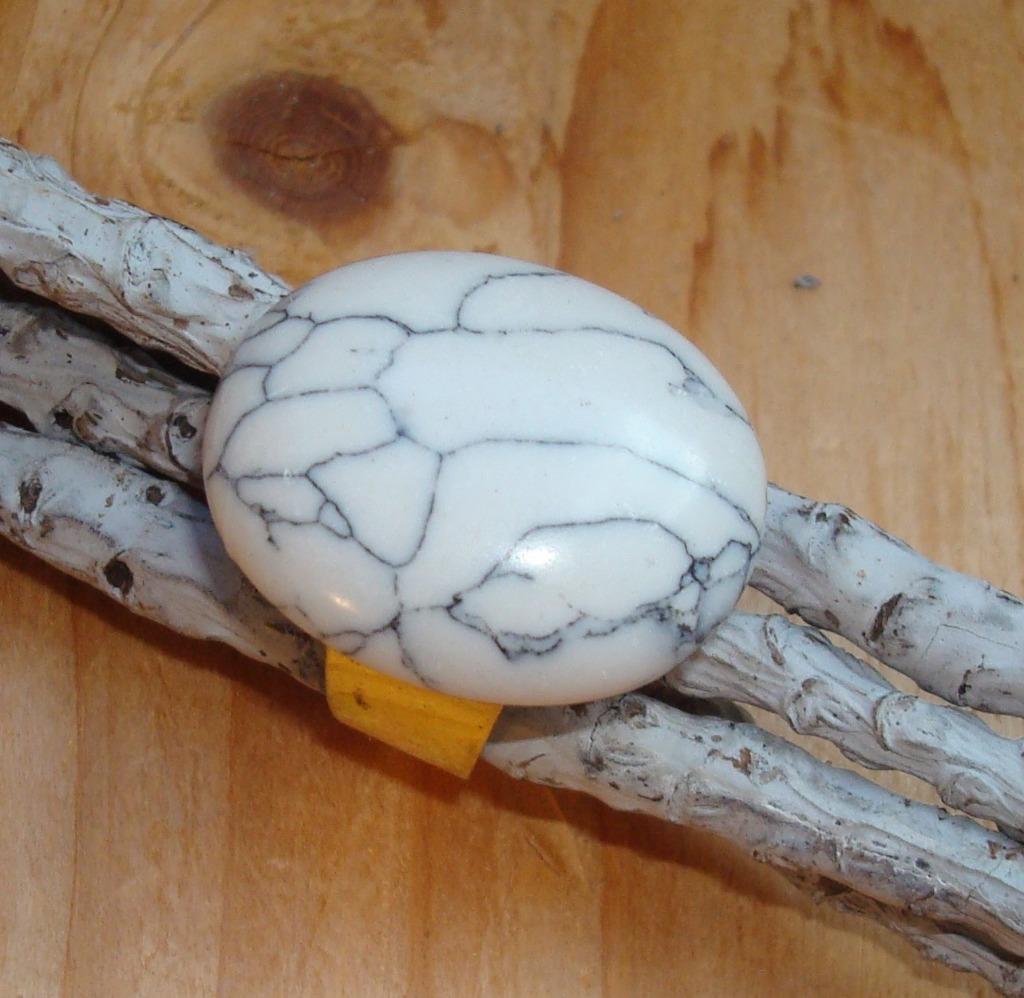 Bague ajustable en or avec howlite, Bijoux, Sacs & Beauté, Bagues, Neuf, Avec pierre précieuse, Envoi, Fer ou Acier
