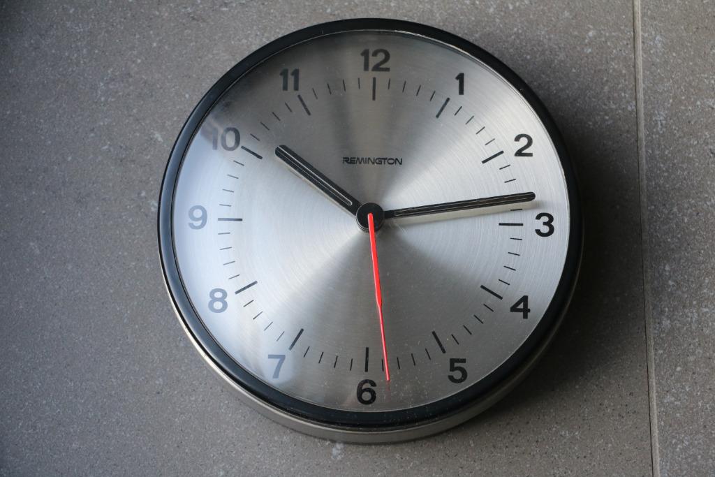Horloge murale Remington 1970-1980, 18 cm, Antiquités & Art, Enlèvement ou Envoi