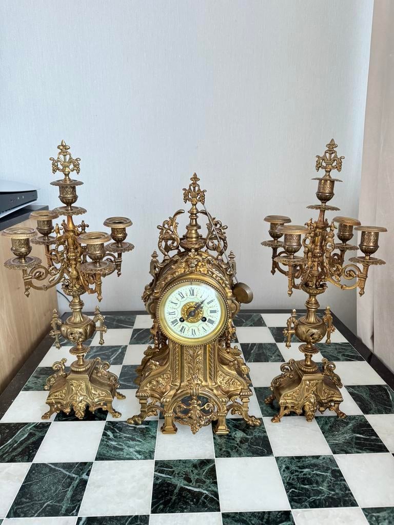 Antieke Franse bronzen schouwklok met kandelaars, Antiek en Kunst, Antiek | Klokken, Ophalen