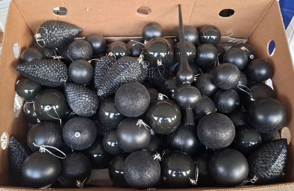 110 diverse zwarte kerstballen, diverse maten : koopje, Diversen, Ophalen, Zo goed als nieuw
