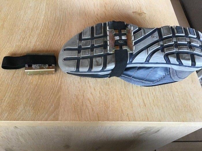 2 Metalen haken om te plaatsen onder je schoen, Ophalen of Verzenden, Zo goed als nieuw, Ski, Schoenen