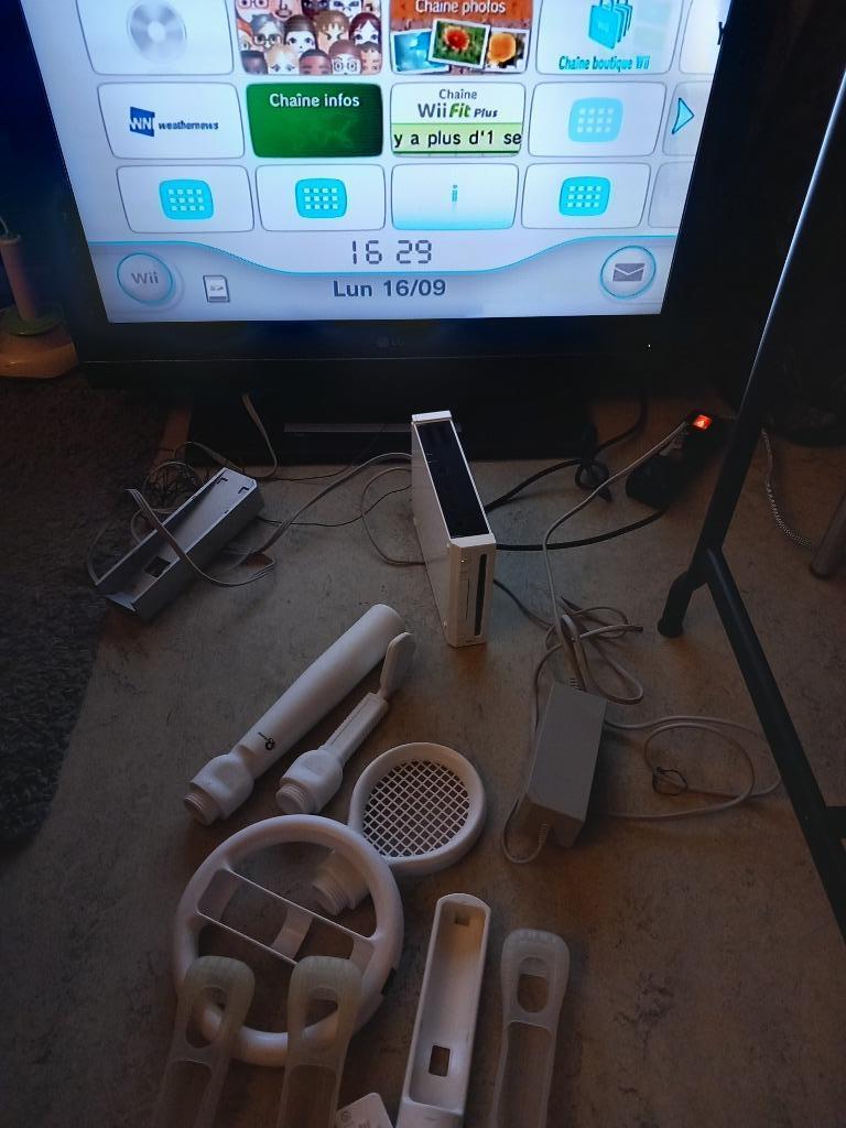 Console wii , 2 manettes et différents accessoires, Consoles de jeu & Jeux vidéo, Enlèvement, Utilisé, Avec 2 manettes, Avec volant