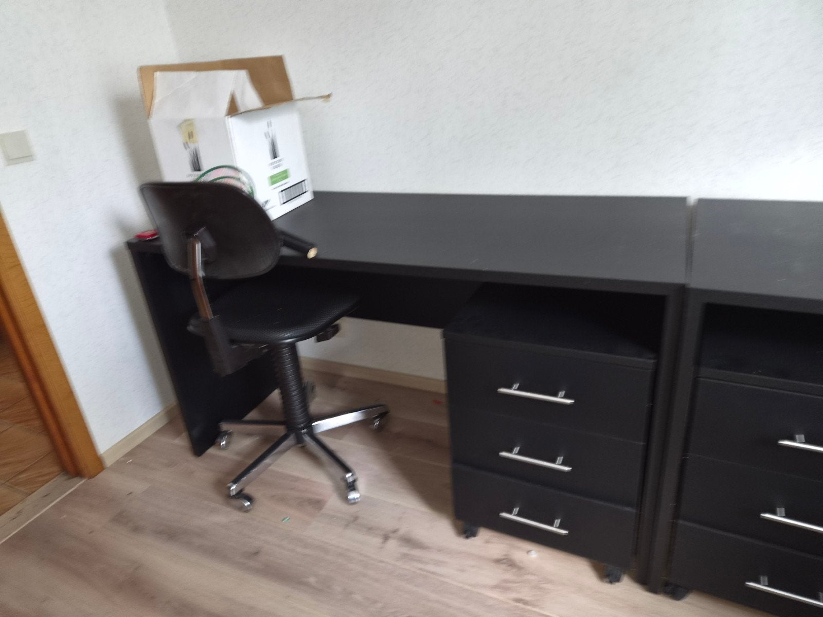 3 bureaux, 1 chair, 2 meuble à tiroirs, Enlèvement ou Envoi, Noir