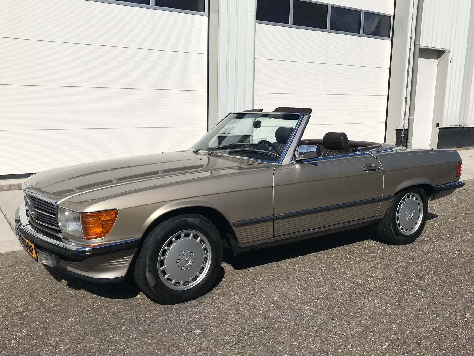 Mercedes-Benz 560SL W107 en parfait état, Autos, Cuir, Argent ou Gris, Achat, Entretenue par le concessionnaire
