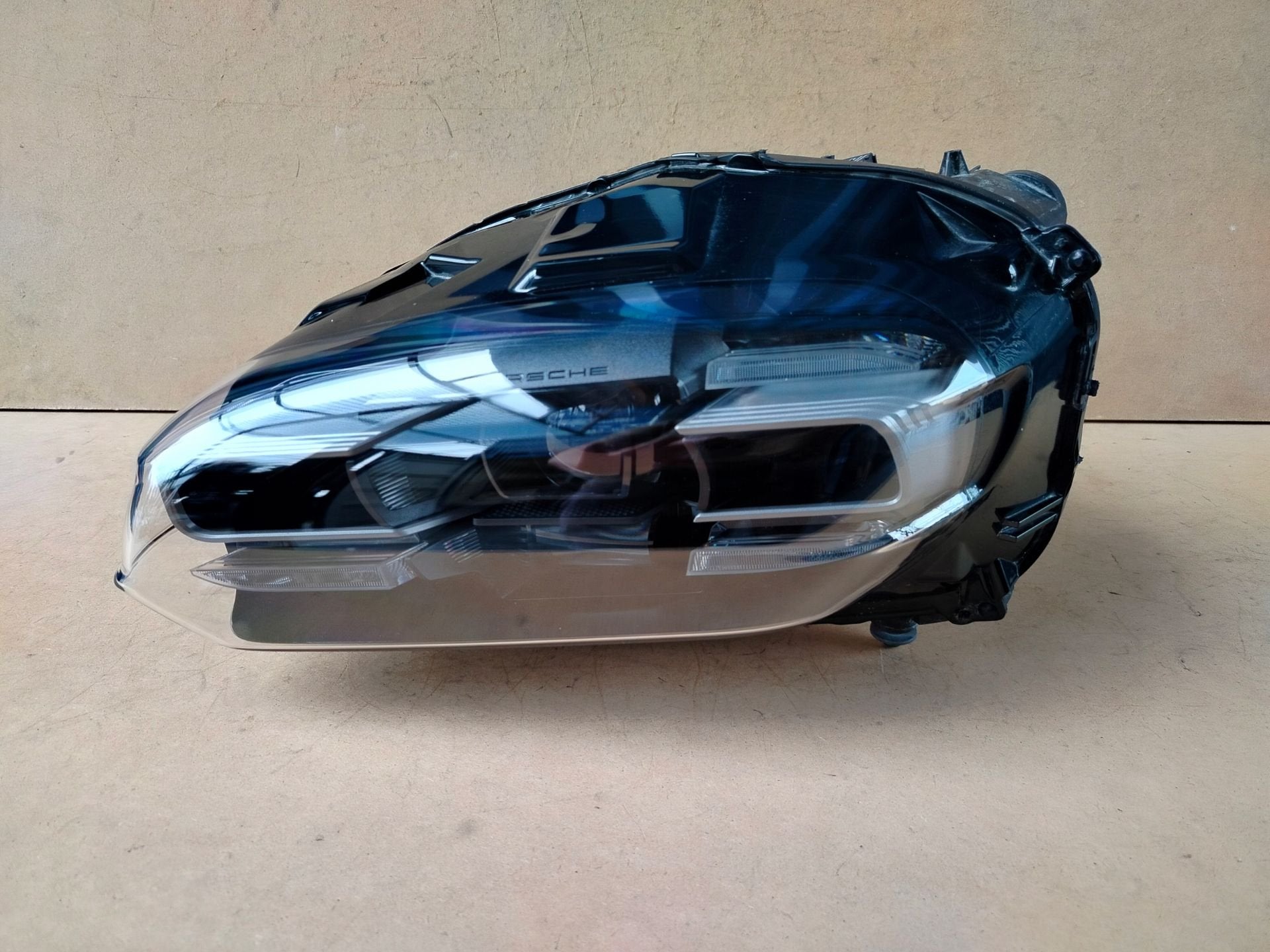 Porsche Taycan Koplamp Links 9J1.941.031.G, Gebruikt, Porscheplatz 1
70435  Stuttgart, DE, Porsche, Info@porsche.de