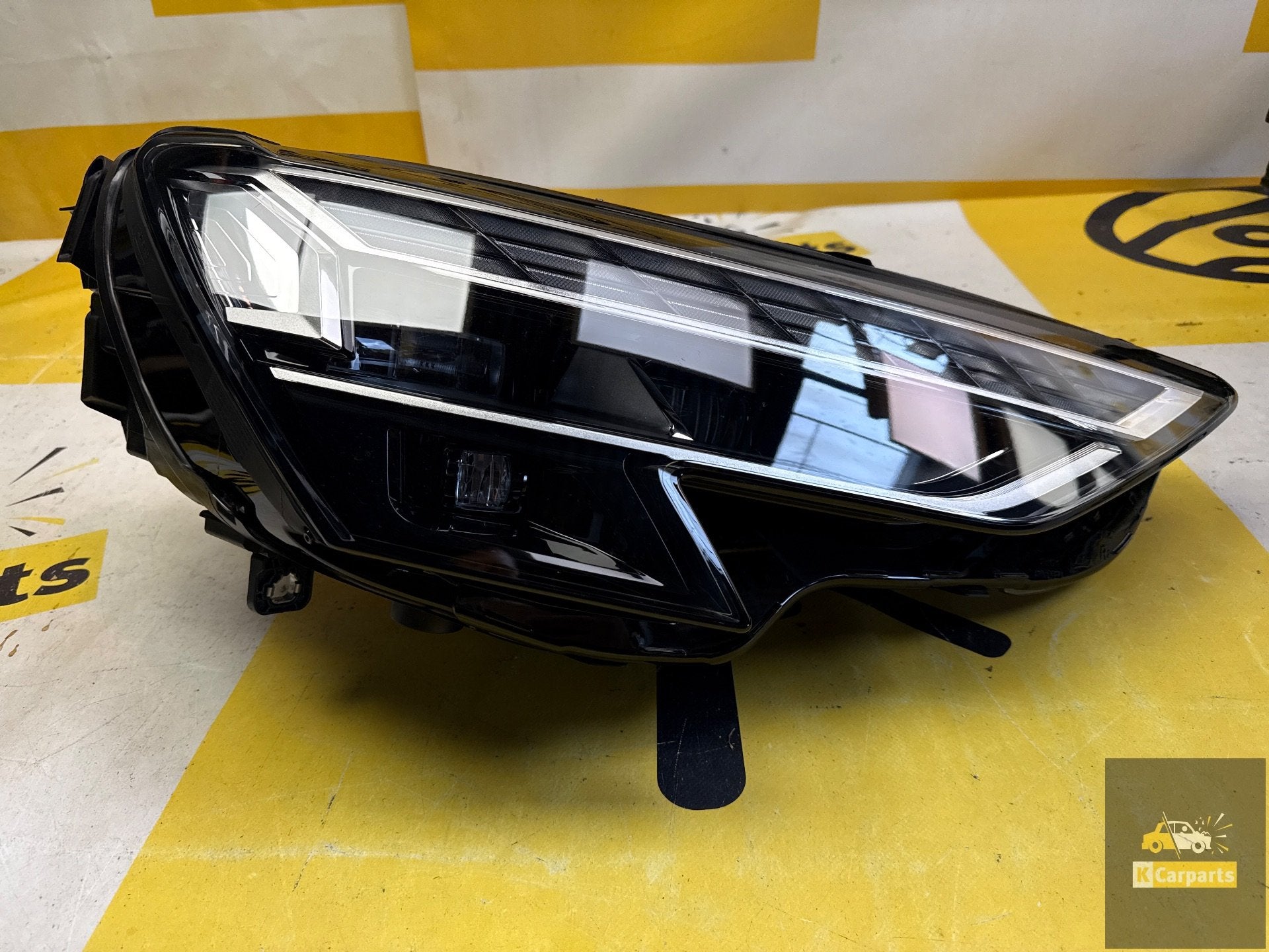 Audi A3 8Y Facelift, feu arri re droit LED complet 8Y0941034, AUDI AG, Auto-Union-Strasse 1
85045  Ingolstadt, DE, Audi, Utilisé