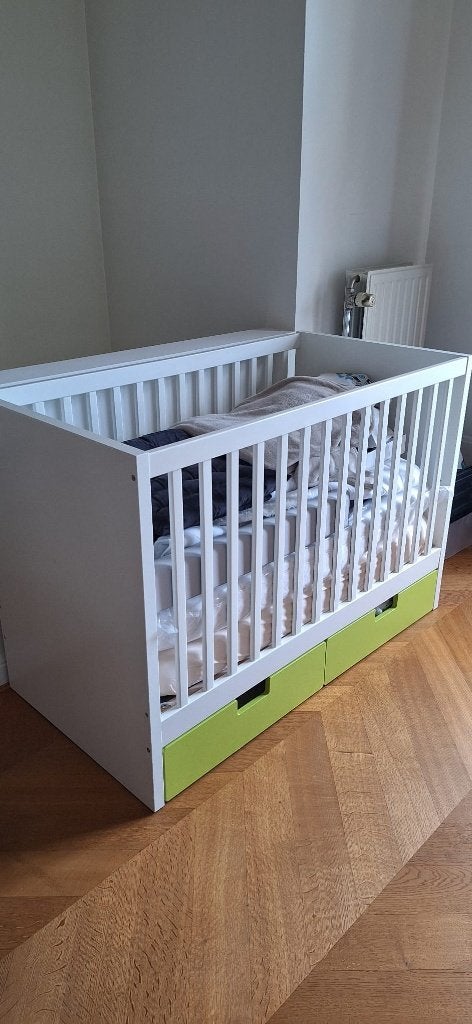 Kinderbed/ babybed met schuiven/ lades, Moins de 70 cm, Comme neuf, Sommier à lattes, Enlèvement