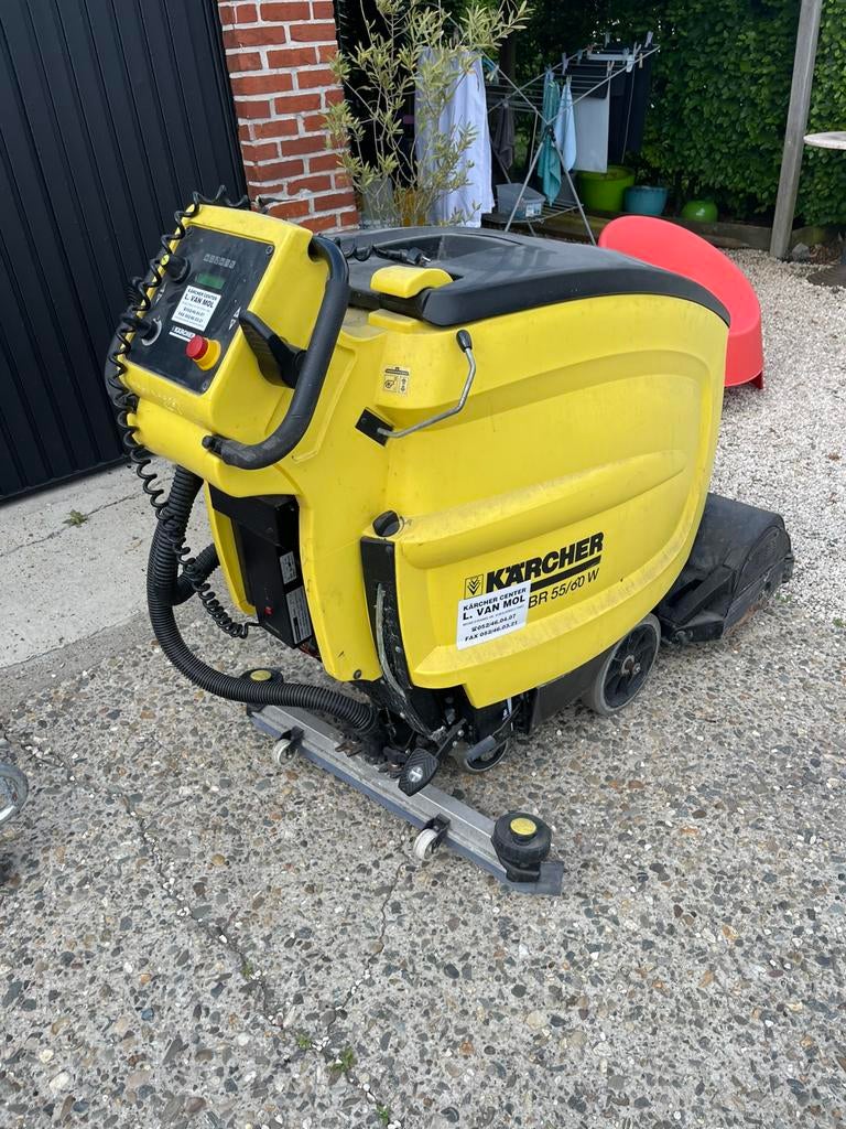 Schrobmachine voor parkings werkt nietmeer defect., Bricolage & Construction, Matériel de nettoyage, Enlèvement, Utilisé, Machine de nettoyage à brosse